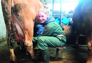 L'apprentie découvre toutes les facettes du métier d'agriculteur.