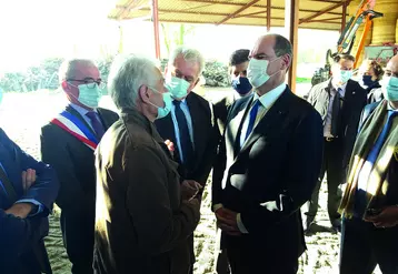 Le Premier ministre, Jean Castex, en discussion avec Jean Paul Dauge, agriculteur retraité, aux côtés de Julien Denormandie, du député André Chassaigne et du maire de Luzillat, Claude Raynaud.