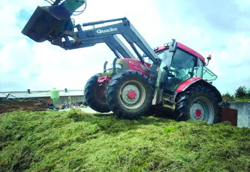 C’est la capacité de tassage qui détermine l’avancement du chantier d’ensilage.