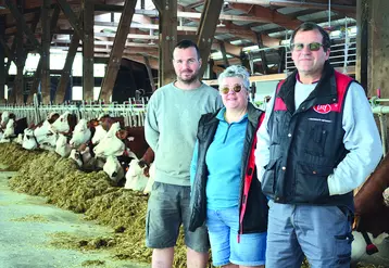 Au Gaec des Vareilles à Saint-Just, Benjamin Cayre, Monique et Serge Roiron sont particulièrement attentifs au bien-être de leurs animaux. 