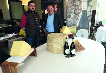 Benjamin Meilhoc et Pierre Desprat unis pour un accord parfait entre la cuvée Légendaire rouge 2019 et le fromage Cantal.