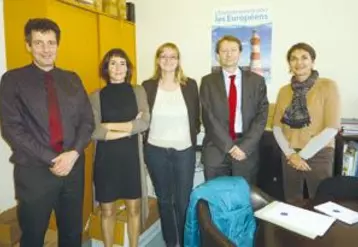 Les représentants des Centres d’information Europe Direct d’Auver-gne : de gauche à droite : Alain Marty (63), Anne Gaëlle Morice (03), Emilie Wagner (43), Renaud Soufflot de Magny et Nadine Pechuzal (15).