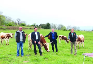 De gauche à droite, Jean-Louis Vigier, éleveur de vaches Ferrandaises à Fayet-le-Château, Lionel Chauvin, Prési- dent du Parc des volcans d’Auvergne, Stéphane Rodier, Président du Parc Livradois-Forez et Alain Guéringer, Président de l’association de sauvegarde de la race Ferrandaise. 