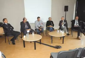 De gauche à droite ont participé aux échanges de la table ronde : Christophe Gruy (Industriel Lyonnais) Jérémy Giroud (secrétaire général JA AuRA), Bertrand Lapalus( secrétaire général de la SNFM), Robert Delage (Administrateurs Terre de Liens), Michel Sinoir( Directeur régional de l’Alimentation, de l’Agriculture et la Forêt) et Jean-Luc Simon(représentant du CACF)