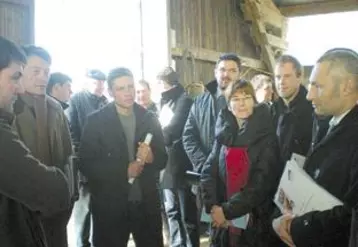 Un après-midi axé sur la problématique du renouvellement des générations en agriculture, où Rémi Chazalet a ouvert les portes de son exploitation au Préfet, à de nombreux élus ainsi qu’aux partenaires à l'installation agricole du département.