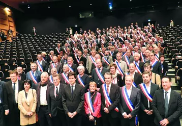 Le ministre de l'Agriculture, Julien Denormandie (au centre) est revenu en terres puydômoises pour porter le message de soutien du Gouvernement aux maires.