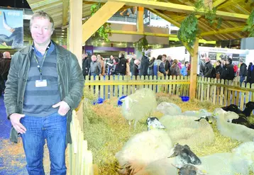 Olivier Bernard est éleveur en Haute-Loire. Il est le chef de file de la race noire du Velay.