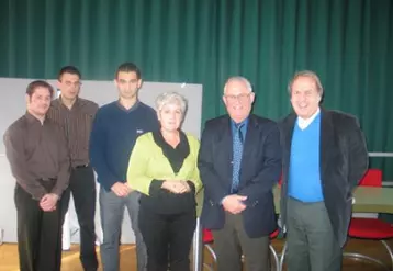 De gauche à droite : Jean-Louis Vela, responsable du service collectivités de la Safer, Bruno Pitot, conseiller foncier, Lilian Chaunion, directeur d’Issoire Communauté, Georgette Gaime, maire du Broc, Christian Liabeuf, président de la Safer Auvergne et Pierre Pascallon, président d’Issoire Communauté.