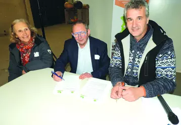 Signature du partenariat entre Auvabio et Auvergne Bio Distribution. De gauche à droite : Elisabeth Delhermet, représentante de Bio43, administratrice d'Auvergne Bio Distribution ; Daniel Bono, président d'Auvergne Bio Distribution et Patrice Goutagny, président d'Auvabio.