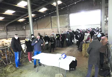 Lors de son allocution, Patrick Bénézit a assuré la mise en place prochaine d'un soutien, via les Chambres d'agriculture et les syndicats agricoles, pour aider les éleveurs à remplir leurs contrats. 