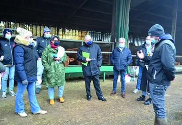 Au Gaec du Puy Giroux à Romagnat lors de la conférence de presse de la FNSEA 63 et JA 63, en présence du Préfet.