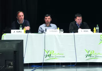 De gauche à droite : Jérôme Dal, vice-président de l'AGPM-Maïs Semence, Régis Rougier, président du Syndicat des Producteurs de Maïs Semence et Sébastien Vidal, président de Limagrain. 