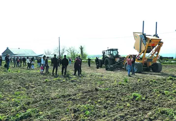 La journée de démonstration de matériel à Moureuille, le 20 avril, a attiré une trentaine de visiteurs. 