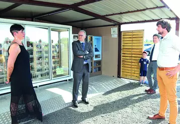 (De gauche à droite) Sandrine Boulon, Philippe Chopin, préfet du Puy-de-Dôme et Rémy Petoton, maire de Saint-Clément-de-Reignat, lors de l'inauguration du distributeur. 