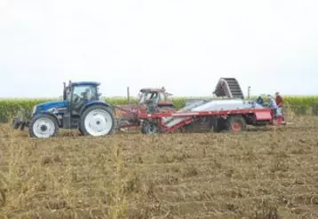 L'arracheuse de pommes de terre avec à son bord les salariés.