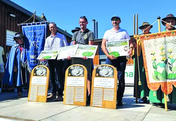De gauche à droite trophée laitier (Société Fromagère de Tauves, représentée par un de leur producteurs de lait Didier Bonhomme), trophée fermier (Reboisson Philippe représenté par leur affineur Johan Lacipiere de chez Dischamp) et enfin trophée affineur (Florent Kaplon de chez Dischamp)