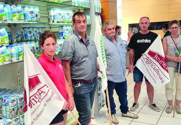De gauche à droite : Laurine Rousset, présidente JA43, Eric Richard, président de la section laitière FDSEA43, Stéphane Joandel, président de la section laitière régionale, Vincent  Chirent, producteur de lait 63 et Sabine Tholoniat, présidente de la FNSEA63 ont procédé à une  vérification des prix du lait au supermarché E.Leclerc à Clermont-Ferrand