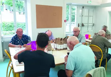 Ici, le jury composé de vignerons amateurs goûtait les vins rouges des vignerons amateurs. 