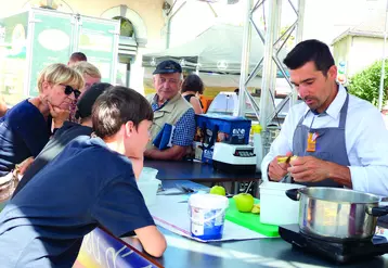 Le président des Toques d’Auvergne du Puy-de-Dôme et chef cuisinier indépendant Mathieu Bardet a animé un atelier cuisine pour donner des idées originales de préparations à base de bleu d’Auvergne : clafoutis à la courge au bleu, compotée de pommes au bleu et son crumble... 
