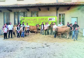 Les éleveurs du syndicat Aubrac des Volcans sur le ring confectionné en partenariat avec les élèves du lycée du Breuil-sur-Couze. 