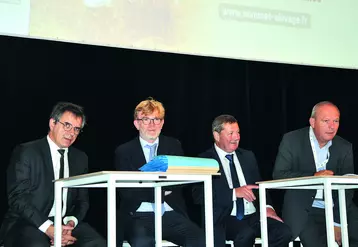 De gauche à droite : Frédéric Descrozaille, Marc Fesneau, Jacques Chazalet et François Schmitt, vice-président de Groupama.