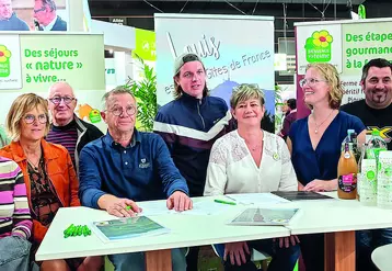 La signature du partenariat entre Gîtes de France et Bienvenue à la Ferme  a eu lieu sur le stand de la Chambre d'agriculture du Puy-de-Dôme en présence de Nathalie Gasteau et Yvon Bec, et de membres de leurs conseils d'administration.