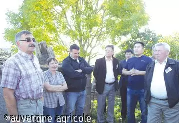 Les Kazakhs découvrent la salers chez Maryse et Dominique Bafoil.