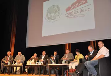 Les responsables syndicaux FNSEA et JA étaient réunis hier devant les agriculteurs de la région pour discuter des sujets d’actualité.