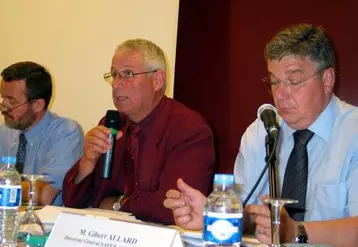 Autour de Christian Liabeuf, président de la Safer Auvergne, le directeur Gilbert Allard ( à droite) et le DRAF Auvergne, Michel Magimel.