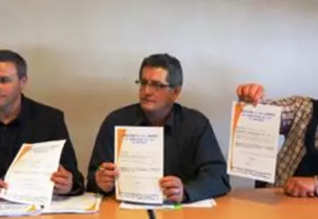 Yannick Fialip, président de la section régionale laitière, Dominique Barrau, président de l'Association Altitude et Pascal Servier, président de la FDPL du Puy-de-Dôme ont lancé officiellement la charte d'adhésion des producteurs de lait de montagne.