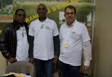 Sur le stand AFDI Auvergne-Rhône Alpes, François Heyraud a accueilli (de gauche à droite) Barry Yacouba, coordinateur des activités de l’Union nationale des mini laiteries et producteurs de lait du Burkina Faso, et Diallo Adama Ibrahim, président de l’Union.