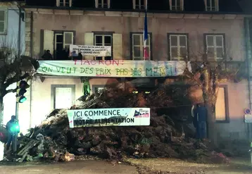 Des messages clairs devant la sous-préfecture d’Ambert.