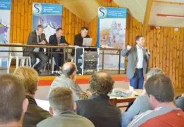 François Iches, président du Conseil d’administration de Sodiaal Union, Laurent Duplomb, président de la section Auvergne -Limousin, Damien Lacombe, président de la région Auvergne-Sud-Ouest, et au micro, Yves Souilhol, directeur, ont tenté de rassurer les adhérents en évoquant une éventuelle hausse des prix à l’avenir.