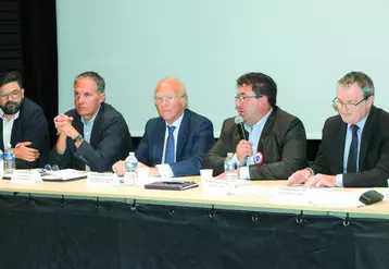 Cette année, Tauves et son maire Christophe Serre (à gauche) accueillaient l’assemblée générale de l’AMR aux côtés de Serge Pichot, Brice Hortefeux, Sébastien Gouttebel et le préfet Jacques Billant.