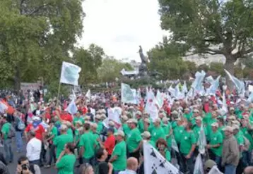 La mobilisation du 3 septembre à Paris est un réel succès renforcé par les réactions des Parisiens qui ont manifesté leur sympathie auprès des agriculteurs, tout au long du cortège.