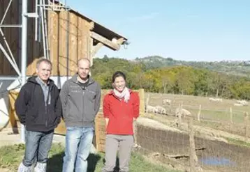 De gauche à droite : Gérard Dutois (directeur de Cirhyo), Vincent Brut (éleveur), et Hélène Daviet (responsable Organisme de Gestion du Porc fermier d’Auvergne). Devant les parcs d’engraissement des porcs, à Manglieu (63).