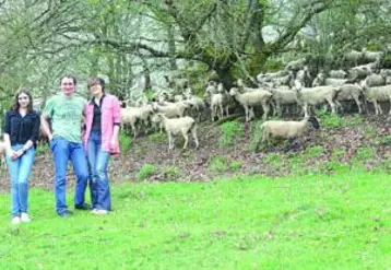 Vincent Guillot avec ses deux filles Eloïse et Caroline, seront tous trois au départ de la transhumance le 18 mai à 10 h à Pontgibaud.