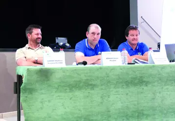 Matthieu Goehry, président de la FN Cuma, Jérôme Arnaud, président de la FD Cuma 63 et Daniel Petitjean, président de la FR Cuma AuRA, réunis lors de l’assemblée générale puydômoise à Ennezat. 