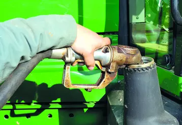 Remplissage de fuel dans un tracteur