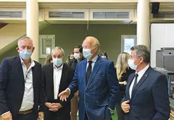 De gauche à droite : Bertrand Bissuel, directeur du lycée, Alain Mercier, président de la Communauté de communes Dômes Sancy Artense , Brice Hortefeux et le sénateur Jean-Marc Boyer.