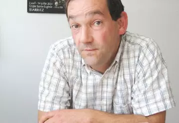 Emmanuel Renard est éleveur de volailles fermières bio et producteur de céréales biologiques à Antoingt, près d’Issoire, depuis 1999. Il est favorable au développement de filières locales qui correspondent plus à l’éthique bio.