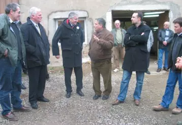 Jean Michel Lemétayer et Philippe Meurs ont été accueillis sur les exploitations de la famille Anglaret à Sauxillanges et de Jean Yves Merle à Malintrat. Ils sont venus défendre « une agriculture rémunératrice qui joue son rôle économique et social dans la société et dans l’aménagement du territoire.  Que serait la région s’il n’y avait pas une agriculture dynamique et compétitive ? »