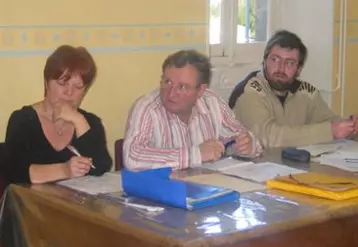 Carole Chambellant, trésorière, Yves Plasse  président et Yvan Bernard, vice-président se félicitent de l’équilibre budgétaire retrouvé en 2006 qui permet d’entrevoir la mise en place de projets d’action pour accompagner les adhérents.