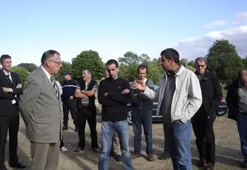 M. Jean-Yves Lallart, Sous Préfet de Riom, s’est rendu sur l’exploitation de Mickaël Guillot, à Pulvérières, pour rencontrer les éleveurs et aborder avec eux les difficultés de la filière.