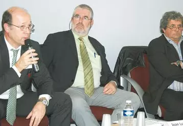De gauche à droite : Jean de Balathier, directeur Coop de France Rhône-Alpes Auvergne, Jean-Luc Flaugère président et Michel Delsuc, président de la section Auvergne.
