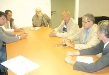 De gauche à droite sur la photo : Bruno Chaput, Secrétaire général UDSEA, Vincent Anglaret, administrateur FDPL, Pascal Servier, Président FDPL, Christian Agay, administrateur FDPL, Claude Raynaud, Président UDSEA et Alain Tridon, Directeur de la DDT.