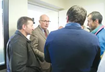 Les échanges entre Jean-Luc Dischamp et les éleveurs se sont poursuivis bien après la fin de la réunion.