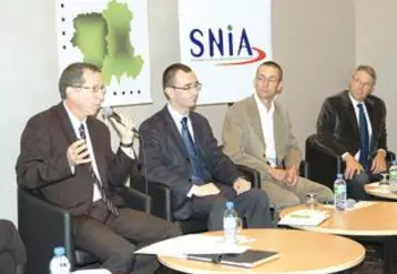De gauche à droite : Jean-Michel Boussit, Sylvain Tostain, Didier Bonhomme et Denis David. Outre le critère carbone, quels autres indicateurs de la performance environnementale des productions agricoles peut-on imaginer demain ?