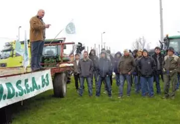 Défendre les intérêts des agriculteurs est le moteur du syndicalisme agricole. Ici à Thiers, l’Udsea et les JA 63 mobilisés pour dénoncer le comportement de la laiterie Garmy envers ses producteurs.