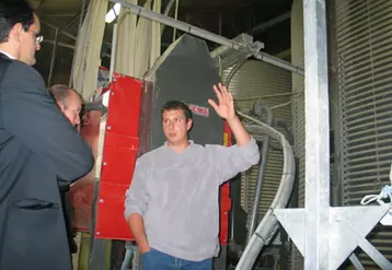 A l’occasion d’une porte ouverte, Noël Thuret a expliqué aux visiteurs, le principe de la fabrication d’aliments à la ferme.